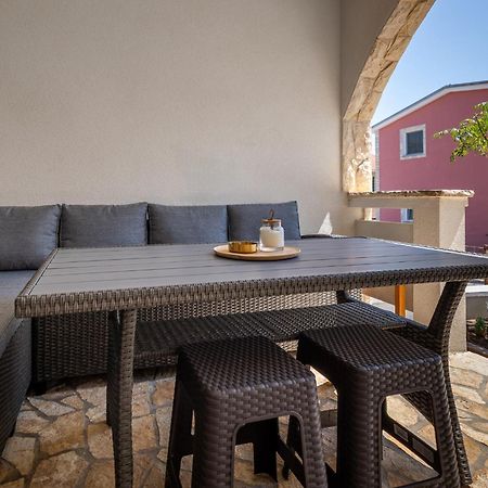 Cool Sunny Apartments Vir Exterior photo