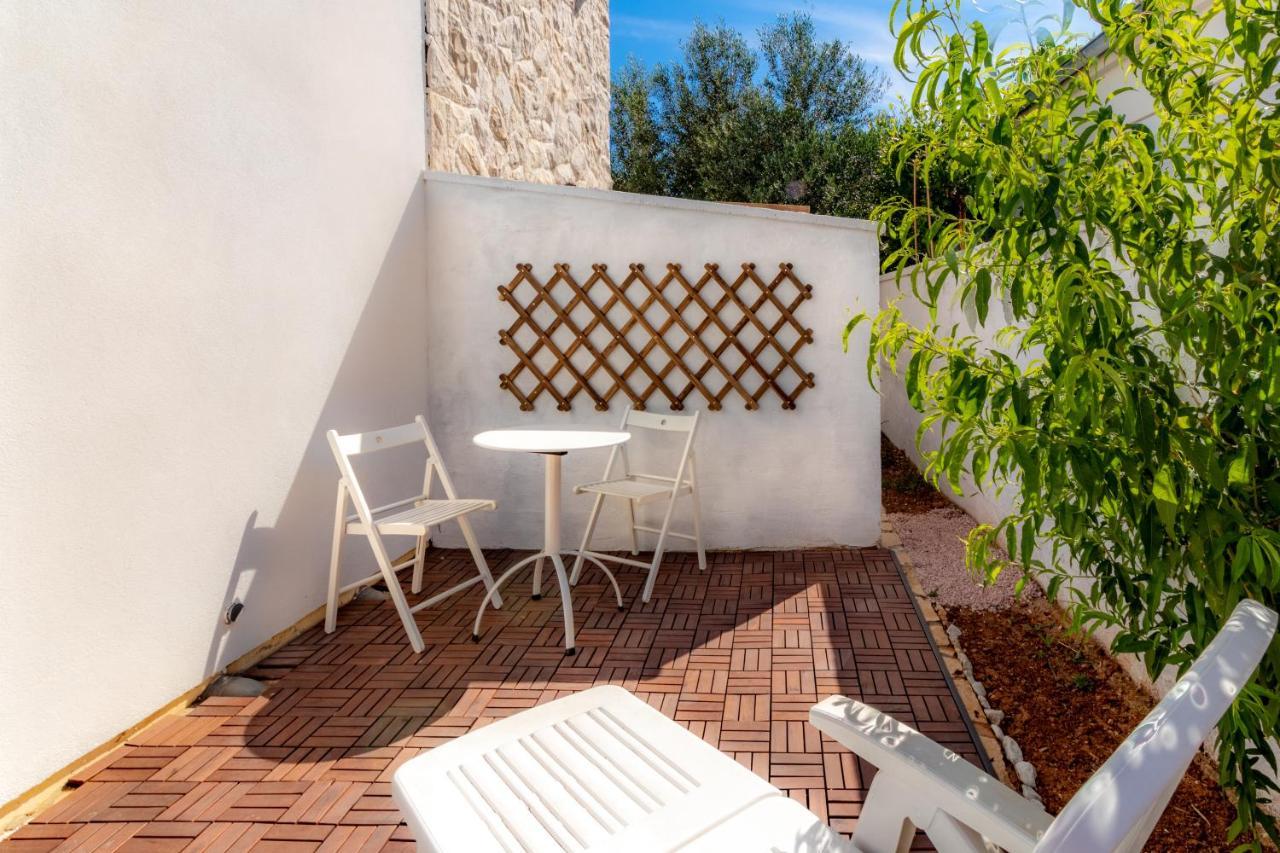Cool Sunny Apartments Vir Exterior photo