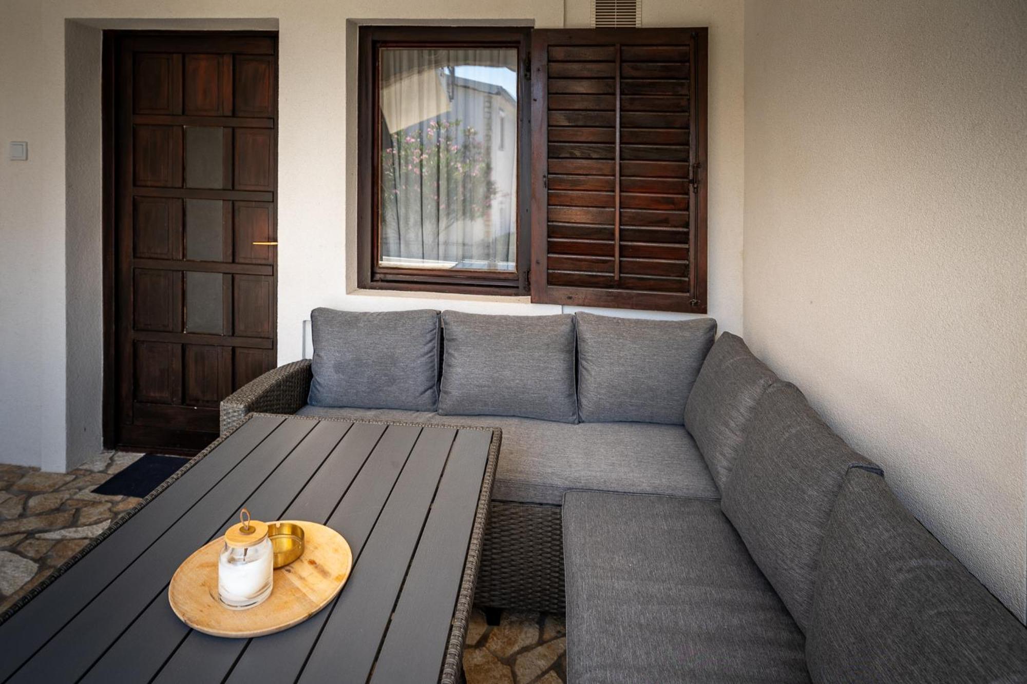Cool Sunny Apartments Vir Exterior photo