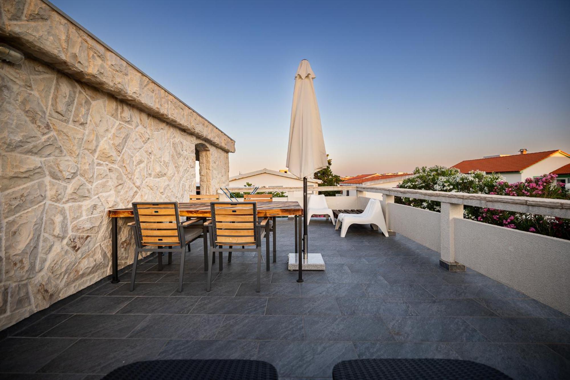 Cool Sunny Apartments Vir Exterior photo