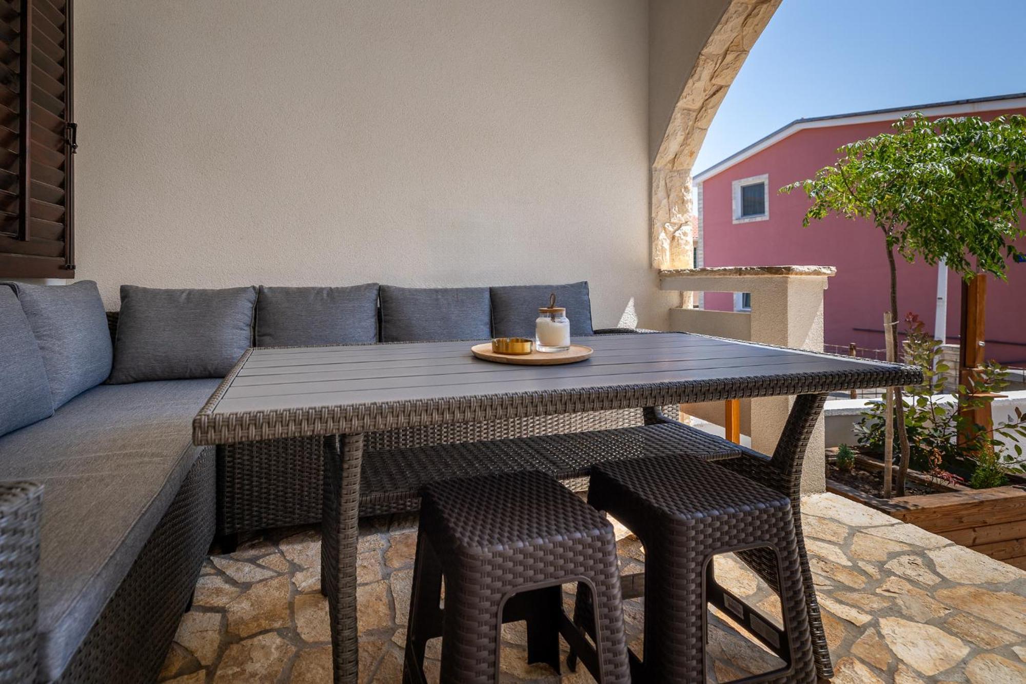 Cool Sunny Apartments Vir Exterior photo
