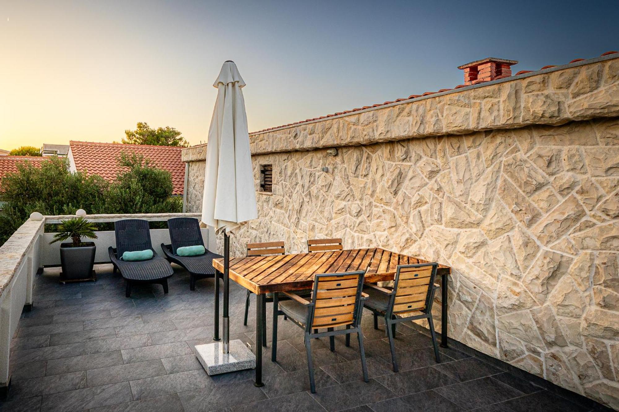 Cool Sunny Apartments Vir Exterior photo