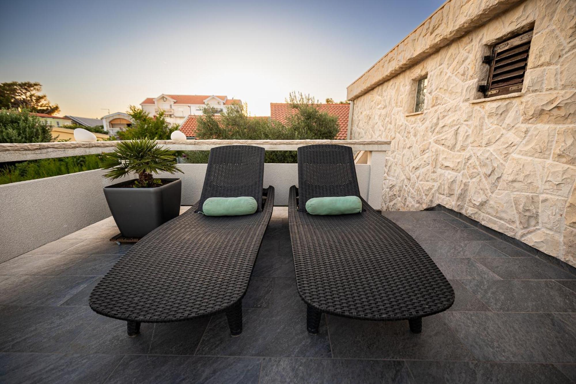 Cool Sunny Apartments Vir Exterior photo